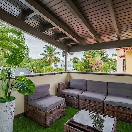 New! Miami & Calle Ocho Simpson'S Funhouse! Exterior photo